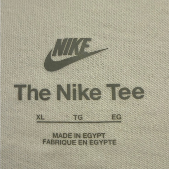 Nike Women’s  Size XL Classic White Long Sleeve Tee. NWT - Picture 2 of 3